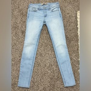 HOLLISTER HIGH-RISE LIGHT WASH SUPER SKINNY JEANS SIZE 1S